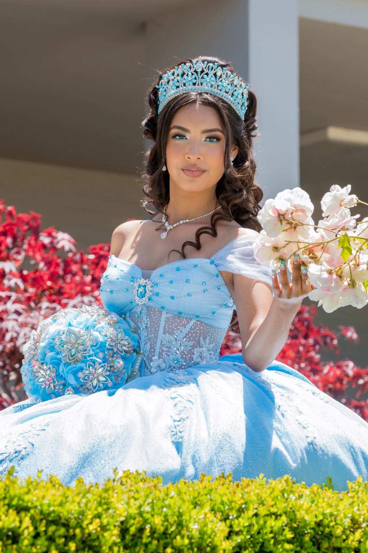 Retrato de quinceañera con vestido celeste y rosas en Temple Hill, Oakland